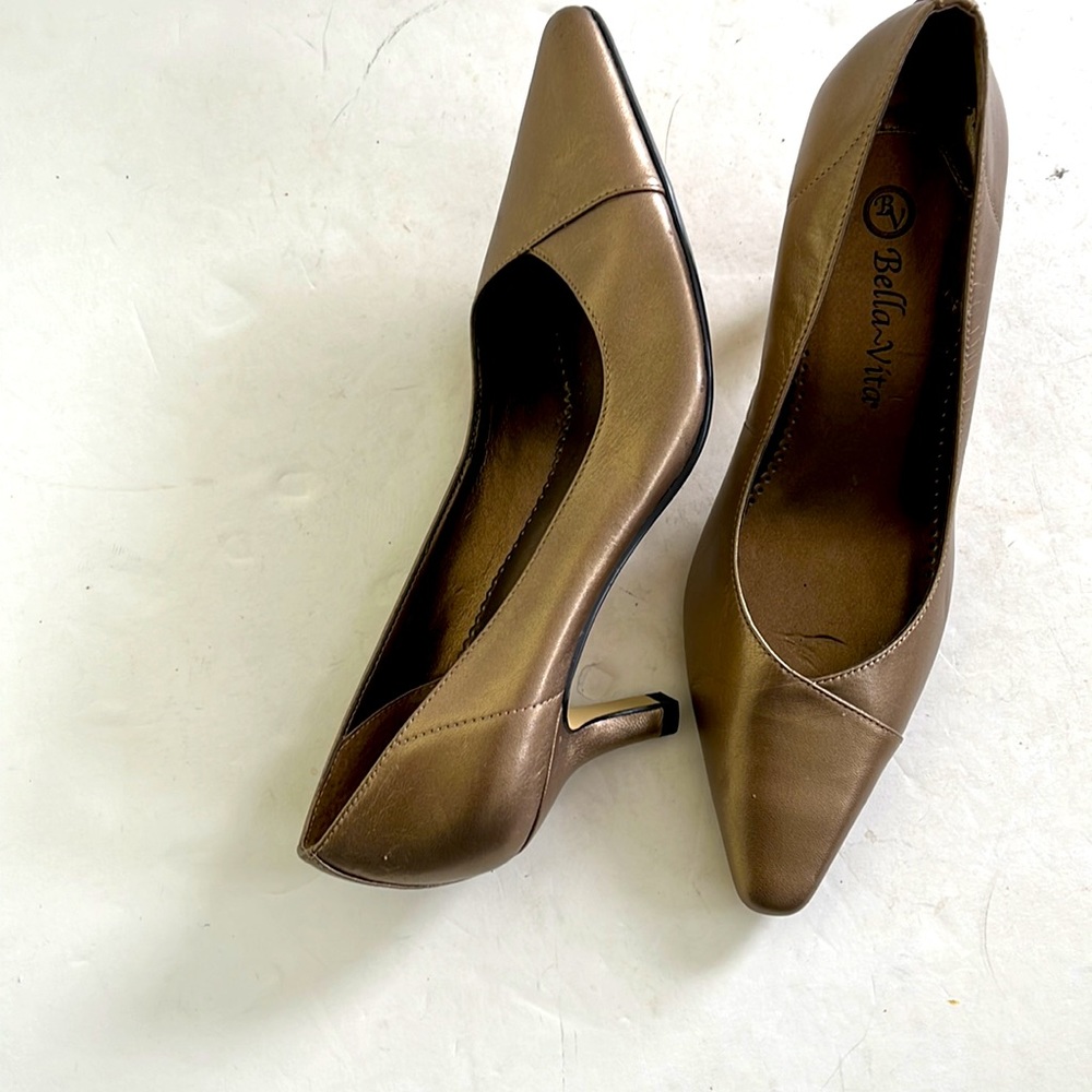 SOLD - Bella Vita Pumps, bronze
